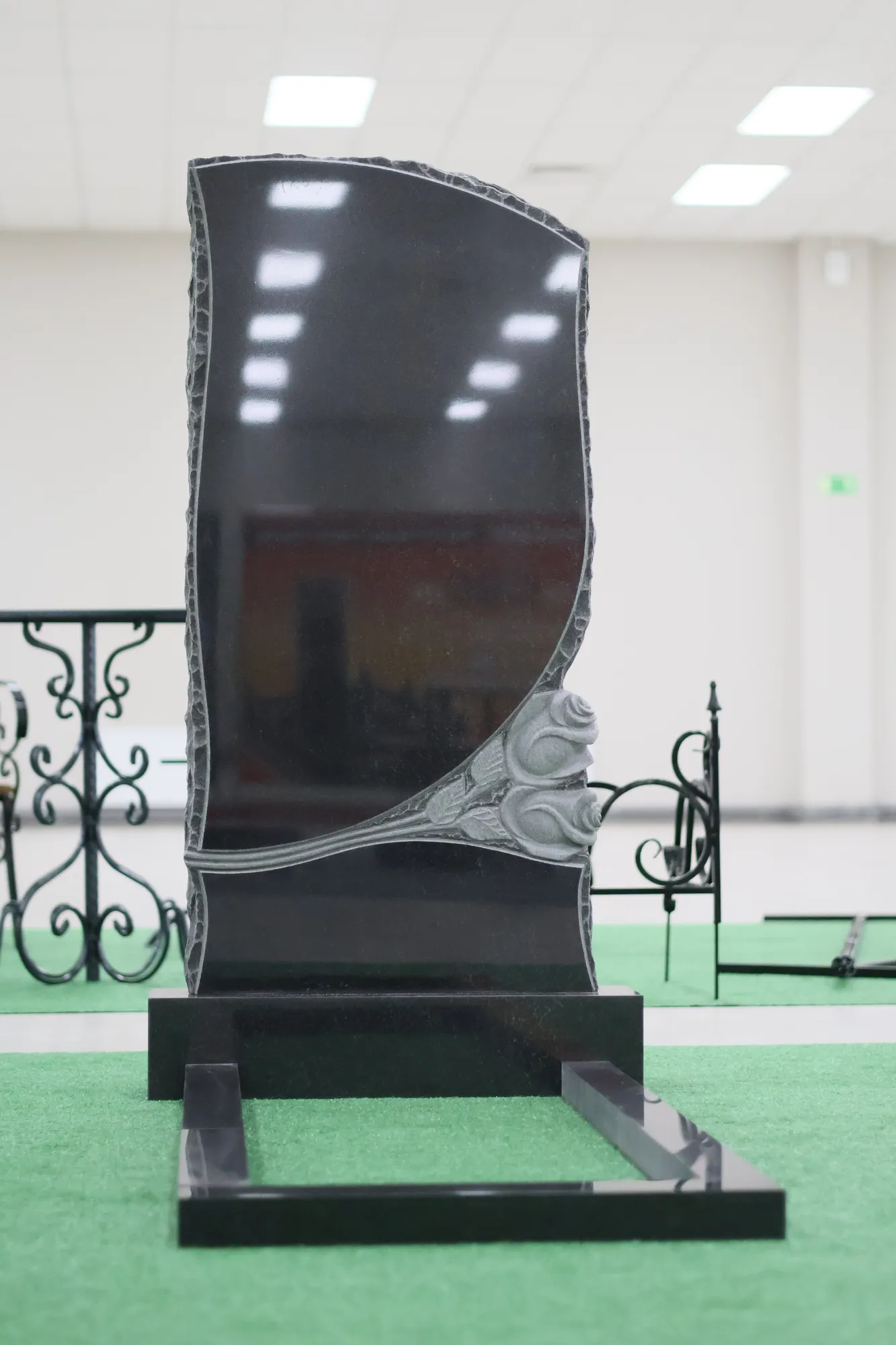 Комплект памятника с розами 120 × 60 × 7 см В13