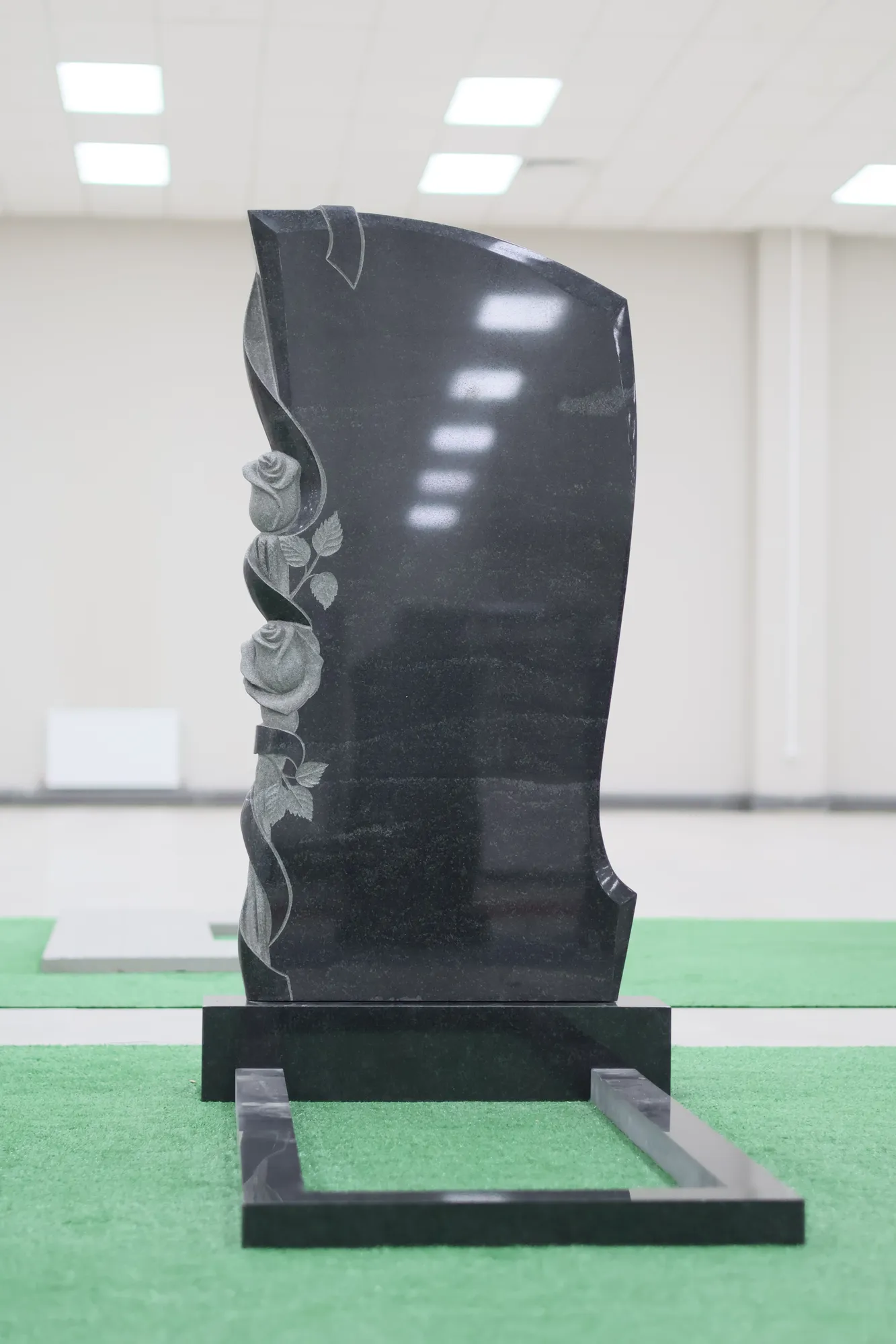 Комплект памятника В40 с розами 120 × 60 × 7 см